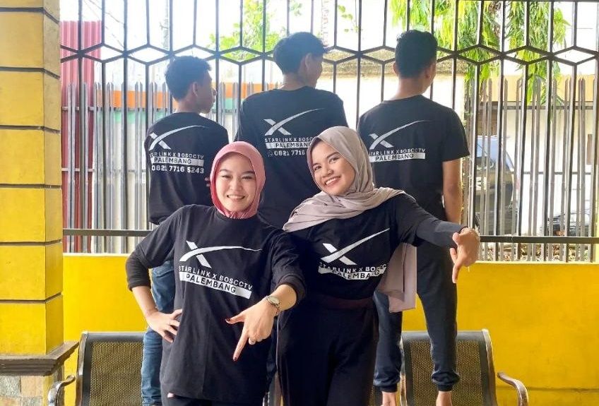 Teknisi Indostar melakukan troubleshooting Starlink