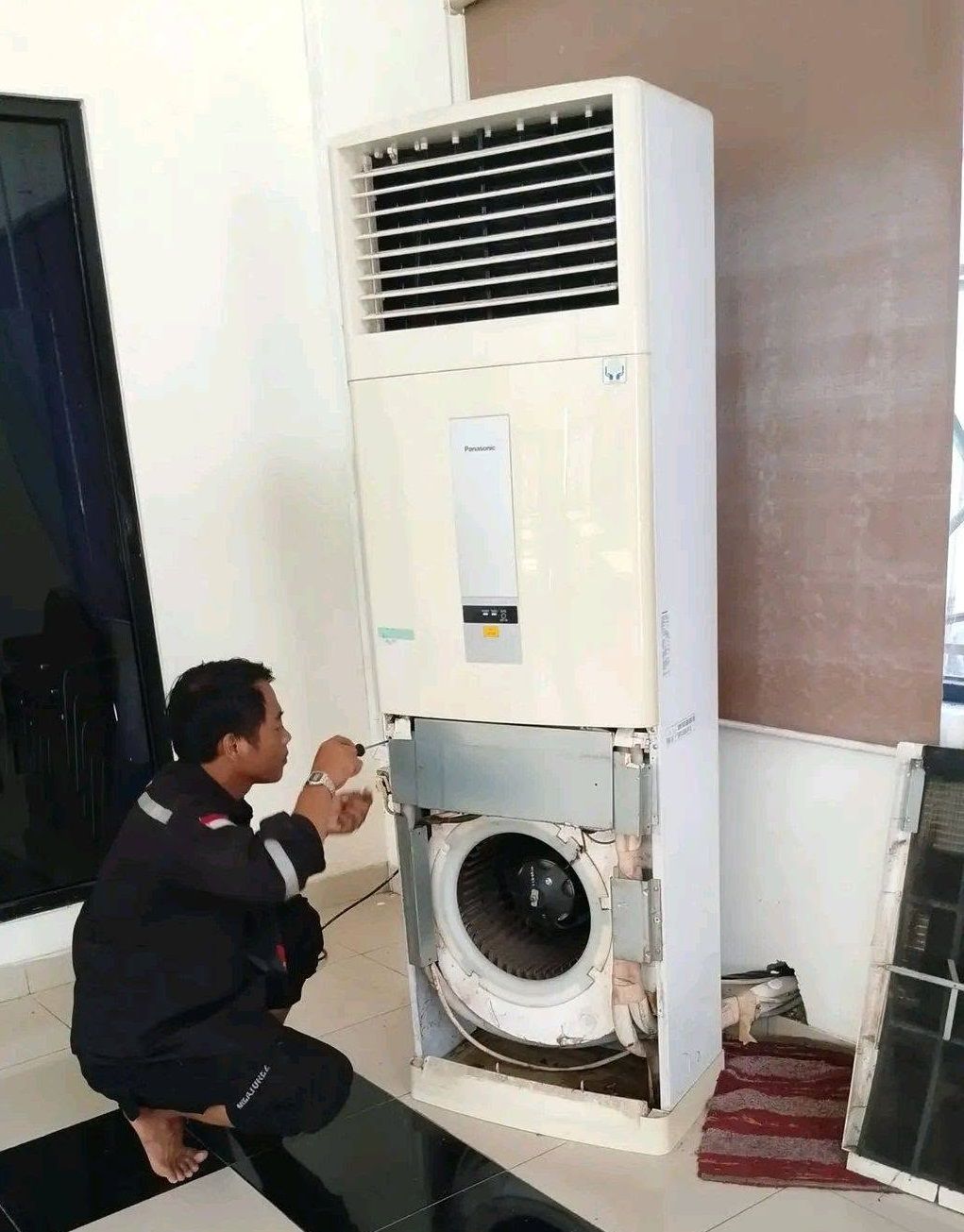 Teknisi BOS AC melakukan pemeriksaan AC