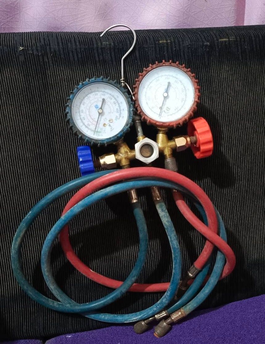 Manifold gauge untuk pemeriksaan tekanan refrigeran AC