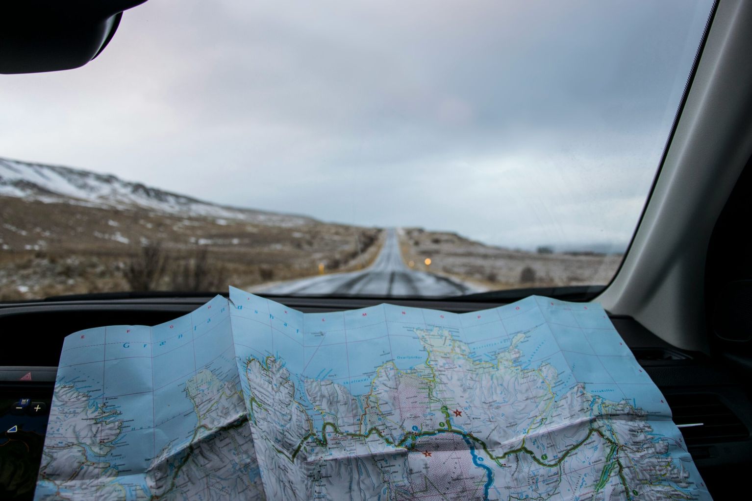 Bild på en karta framför en bilruta