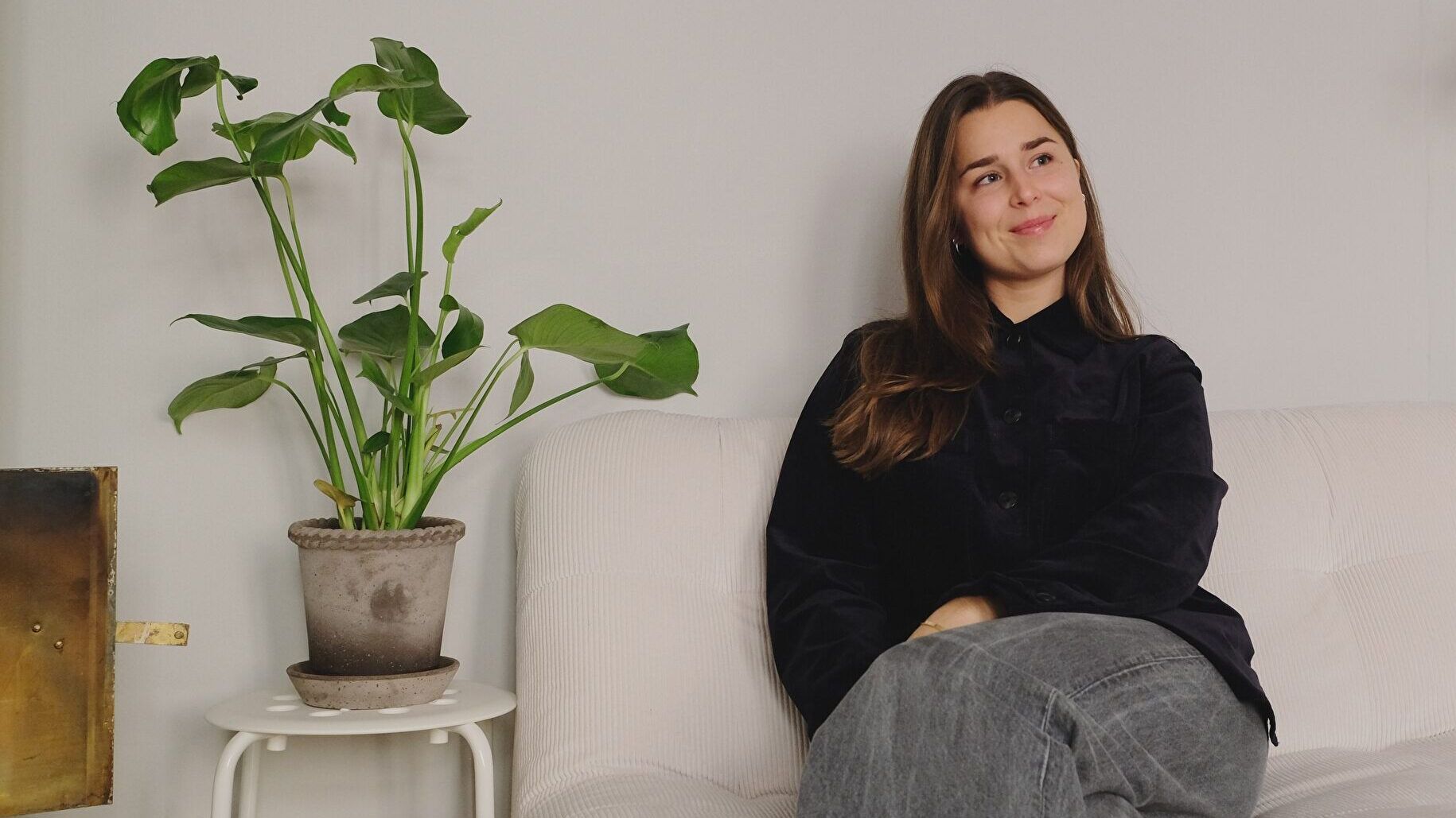 Astrid-Sandberg-sitter-i-soffa