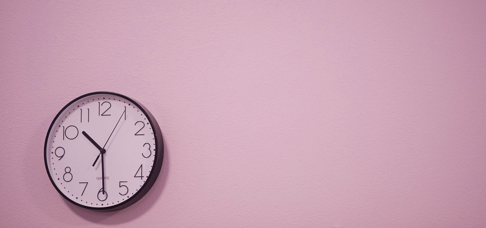 Klocka på rosa vägg