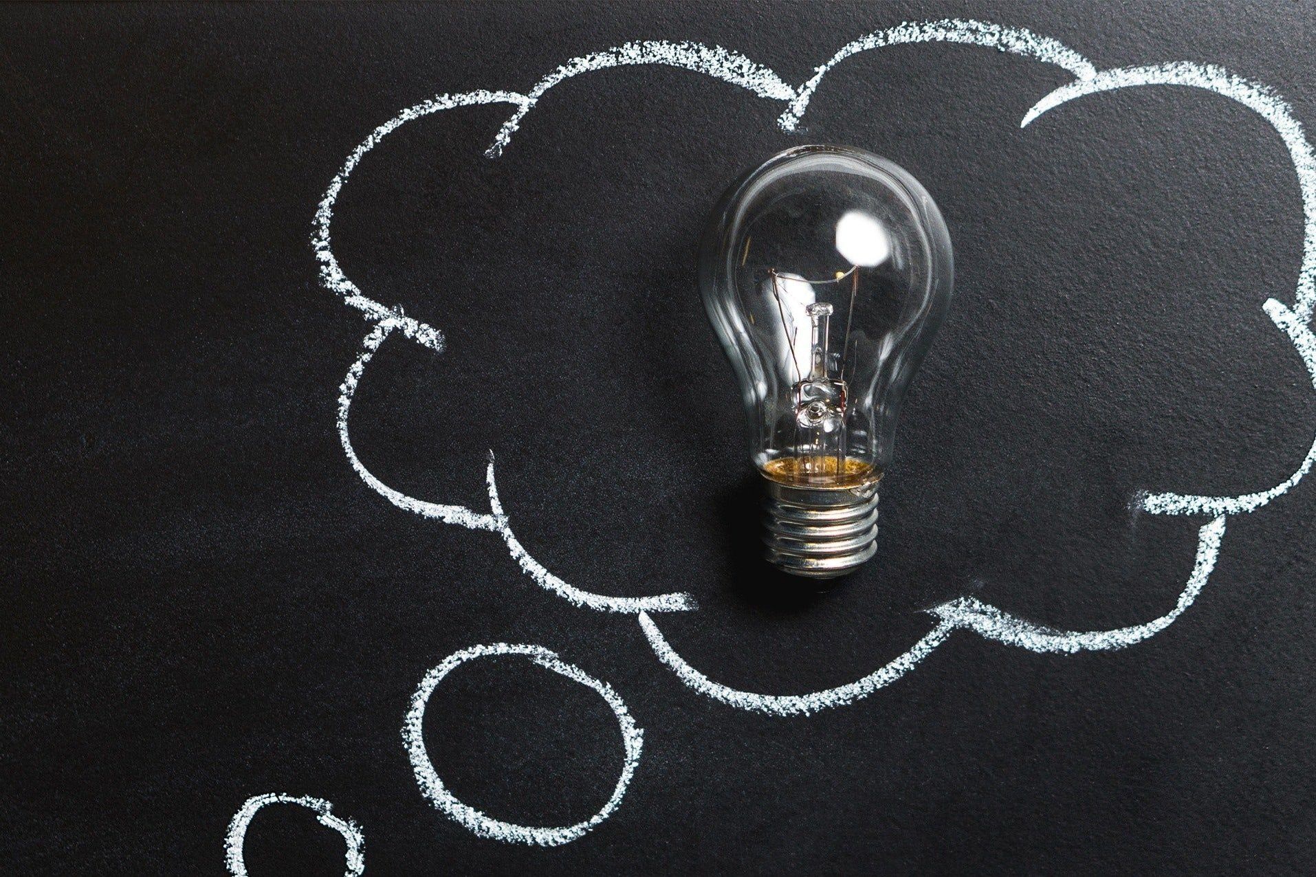 Glödlampa_mot-svart-bakgrund