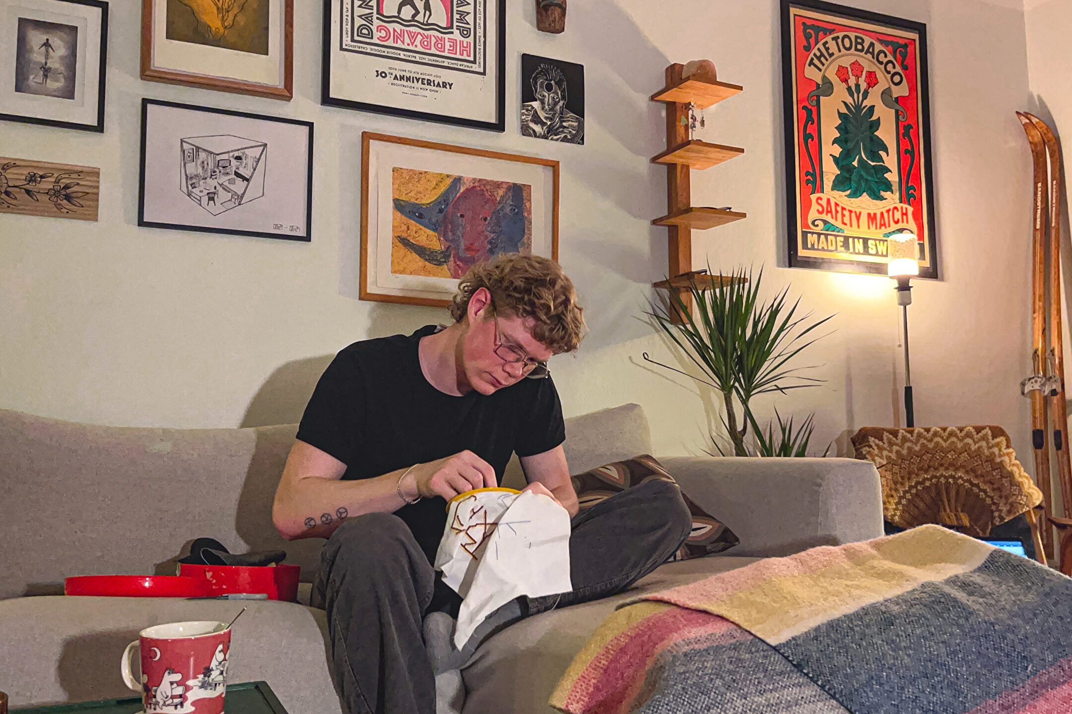 Algot Runhall broderar