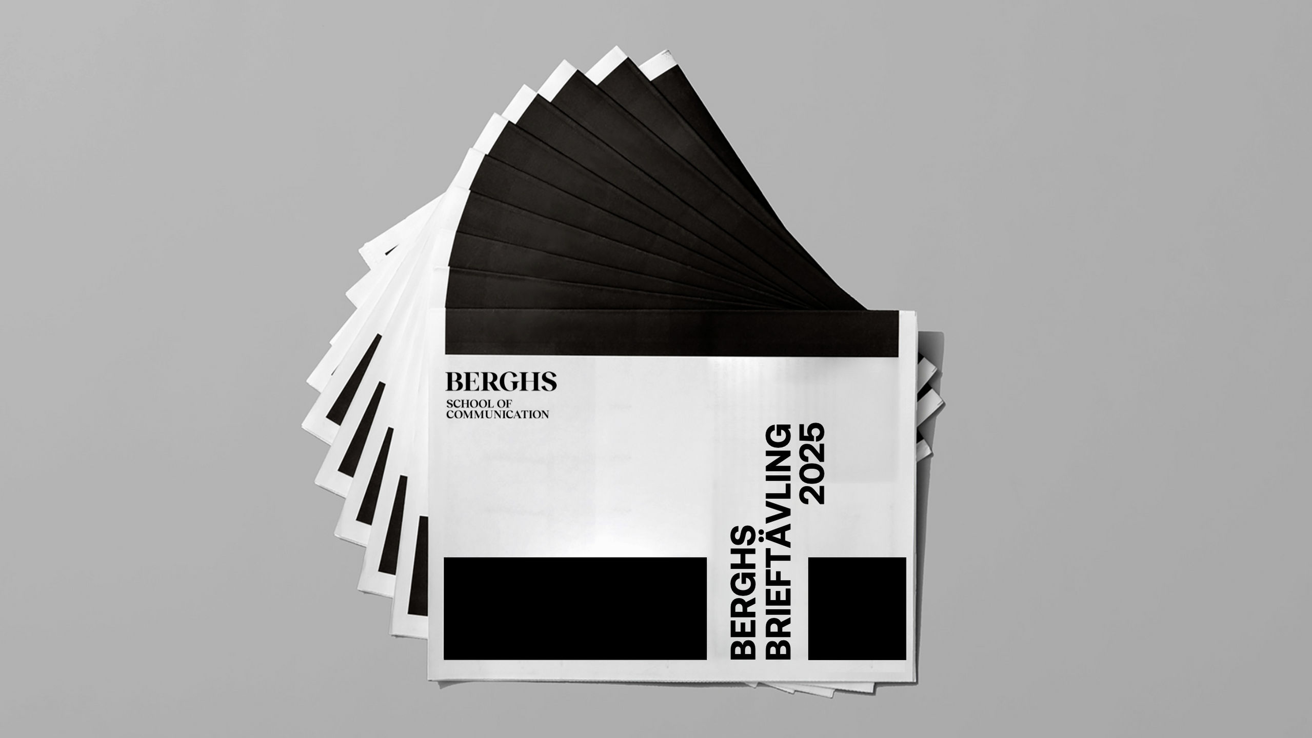 En trave med tidningar i svart och vitt som ligger utbredda över ett grått bord. Texten på ridningen är "Berghs brieftävling 2025"