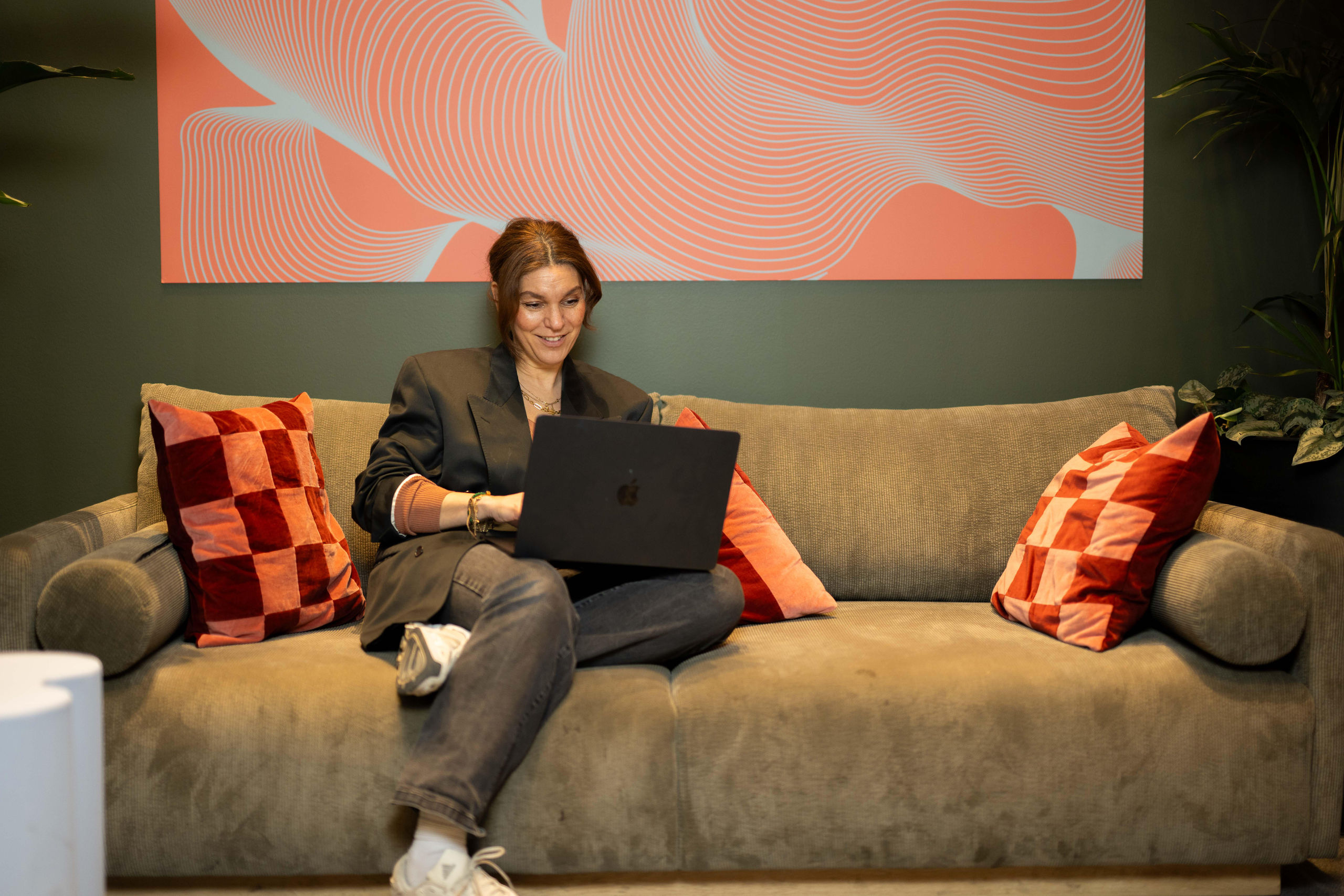 Nadja.Moufid-sitter-i-soffa