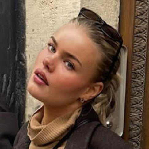 A portrait picture of Nova Löf Karlsson, leaning against a building.
