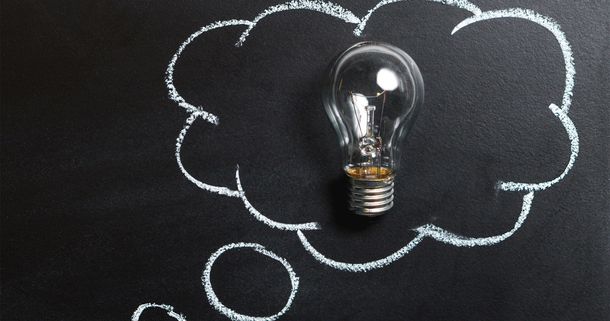 Glödlampa_mot-svart-bakgrund