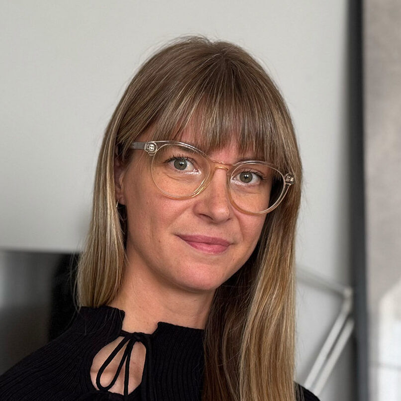 Portrait picture of Johanna Åkeson, Art Direction & Digital design student, smiling at the camera.