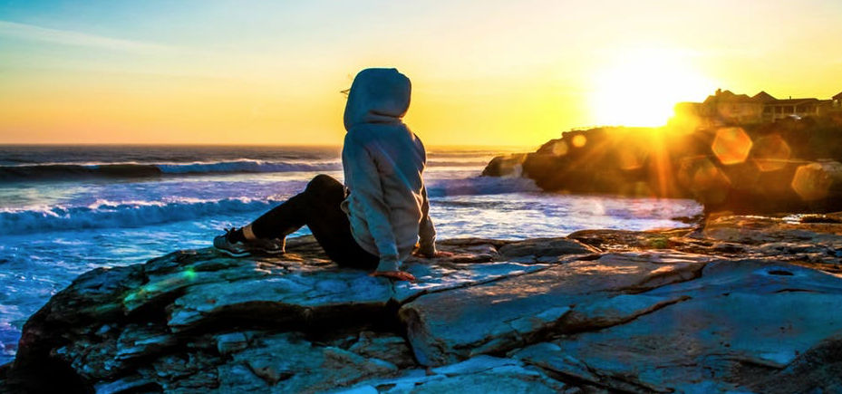 Person-blickar-mot-havet