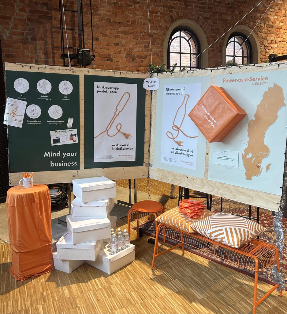 Kampanj för Ellevio 2025. Bild på monter i aulan på Berghs festival 2025.