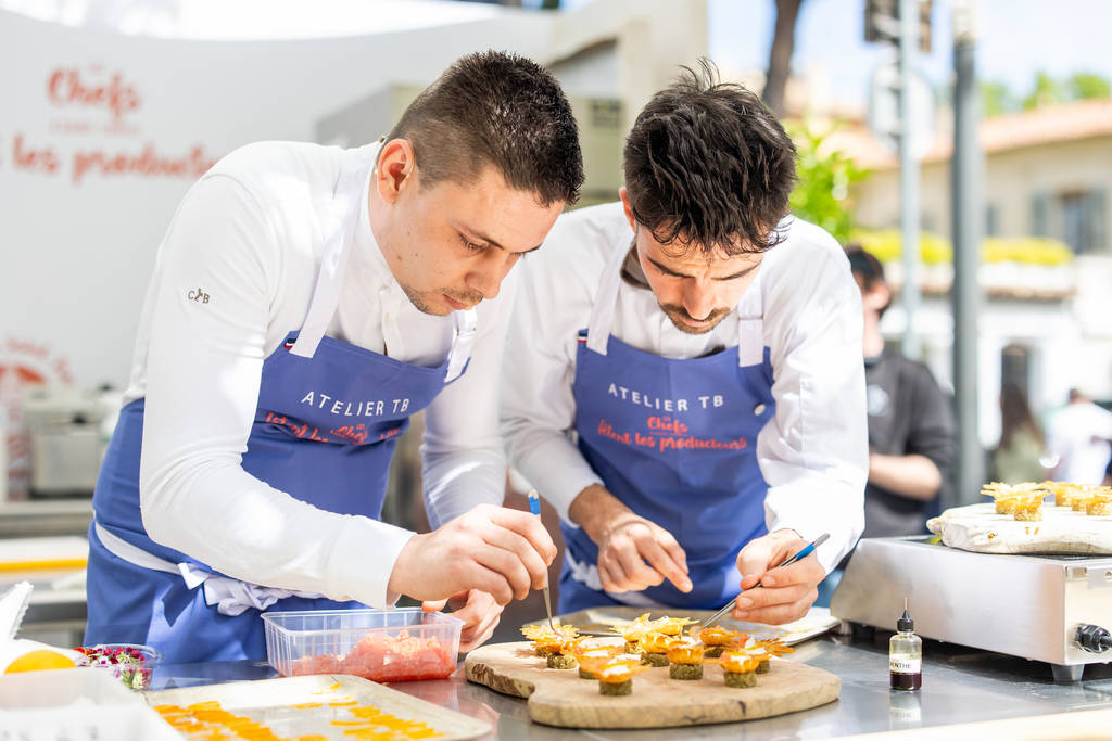 Deux chefs en train de cuisiner