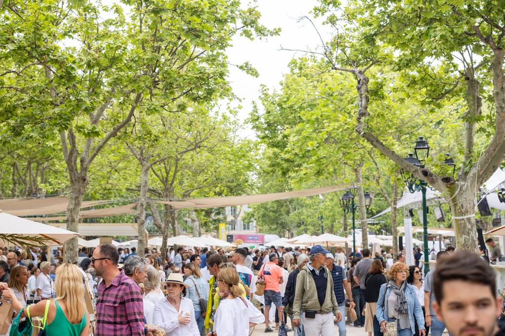 Photo d'un tablier orange portant le logo de l'événement.