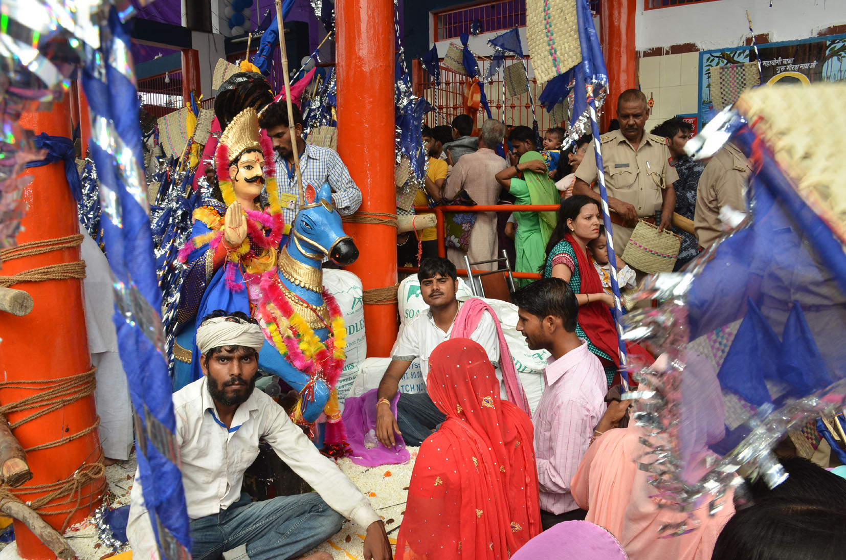 AJAB : यहां बाबा को चढ़ाया जाता है चने की दाल और प्याज का प्रसाद