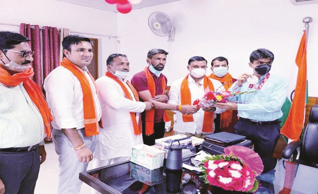 डीएम को किया सम्मानित