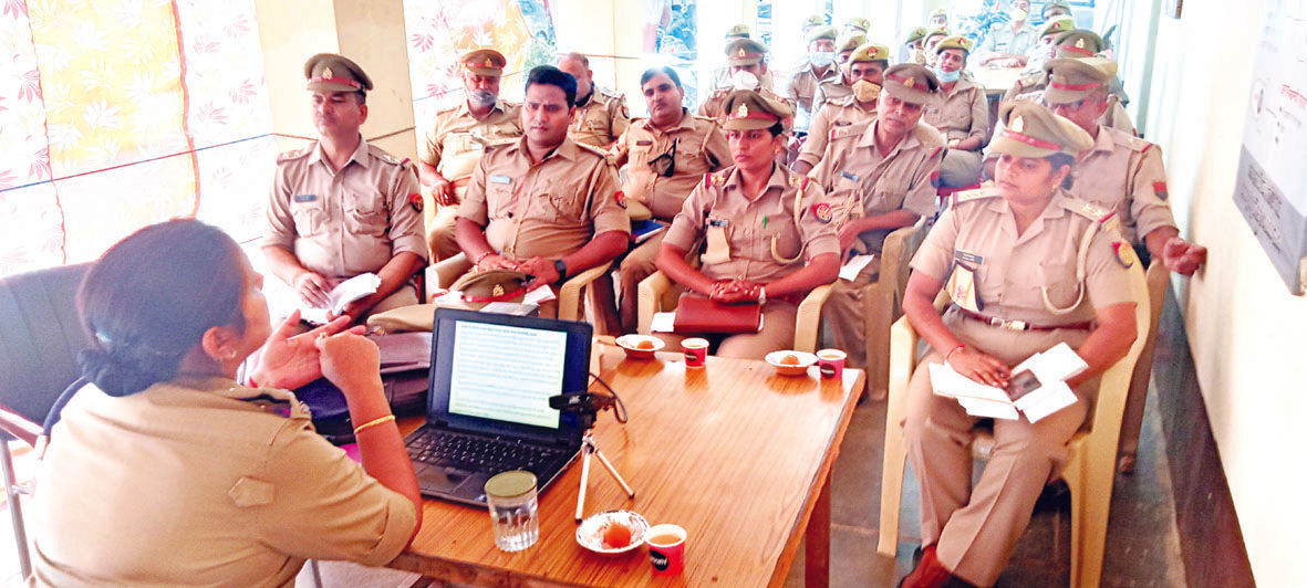 दरोगाओं की पाठशाला लगाकर कानून के पढाये पाठ