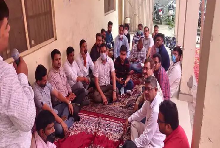 Saharanpur News : अधिशासी अभियंताओं ने धरना दिया, ये रही वजह