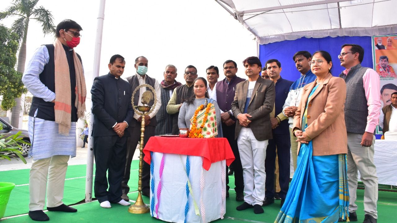 Greater Noida: शिक्षक सम्मेलन में गुरूजनों का सम्मान कर उनके बताये रास्ते पर चले छात्र छात्राऐं