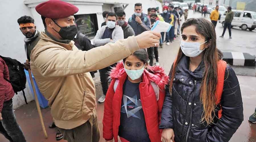 Omicron: इन 5 वजहों से भारत में बढ़ रहा है तीसरी लहर का खतरा!