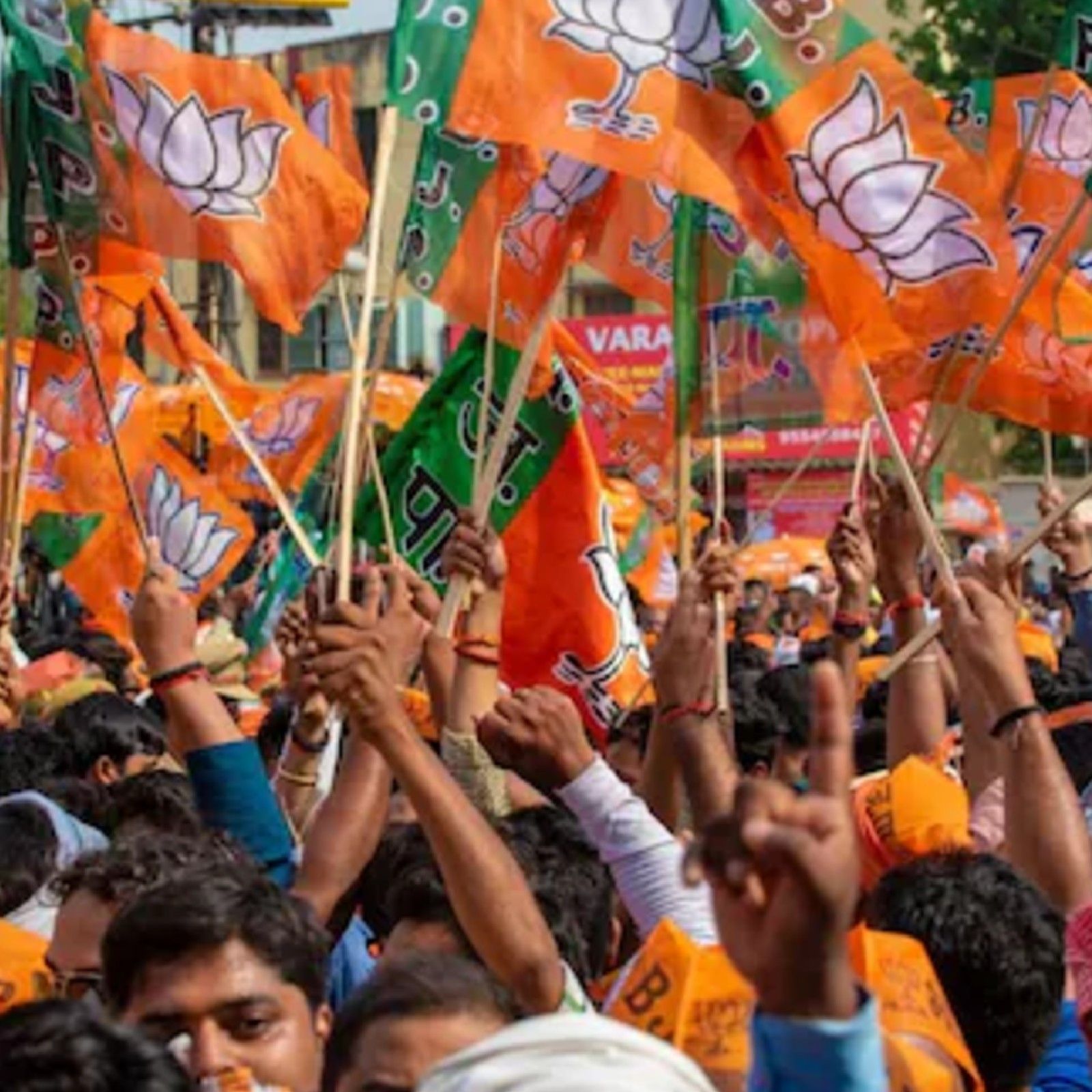 UP Election 2022: कोरोना पहले जनता पर पड़ा भारी, अब नेताओं की बारी, पढ़ें किसका खेल बिगाड़ने वाली है महामारी