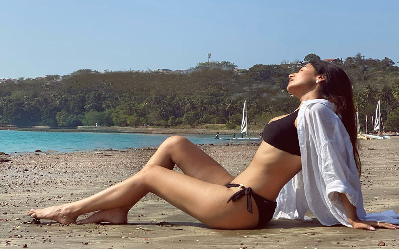 Black Bikini पहन समुद्र में आग लगा रही ये एक्ट्रेस, देखें फोटो