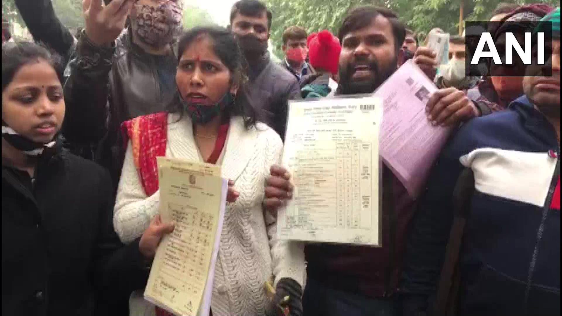 Noida News: यूपीटीईटी परीक्षा के दौरान हंगामा, परिक्षार्थियों का आरोप हमें प्रवेश नहीं दिया गया