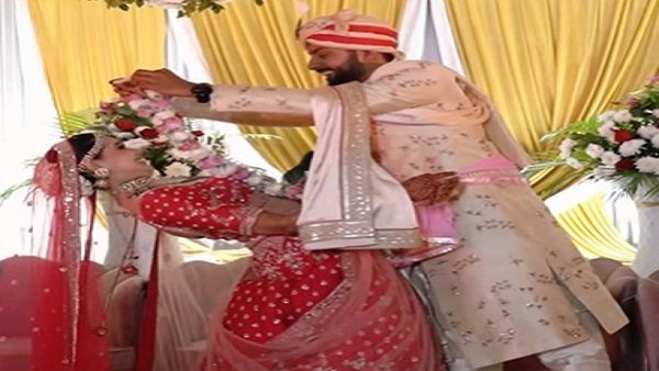 New Trend दूल्हे ने दुल्हन के साथ की ये शरारत... हर कोई हैरान