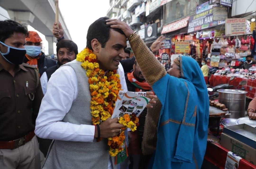 UP Election 2022: भाजपा प्रत्याशी ने जनसंपर्क कर वोट मांगे