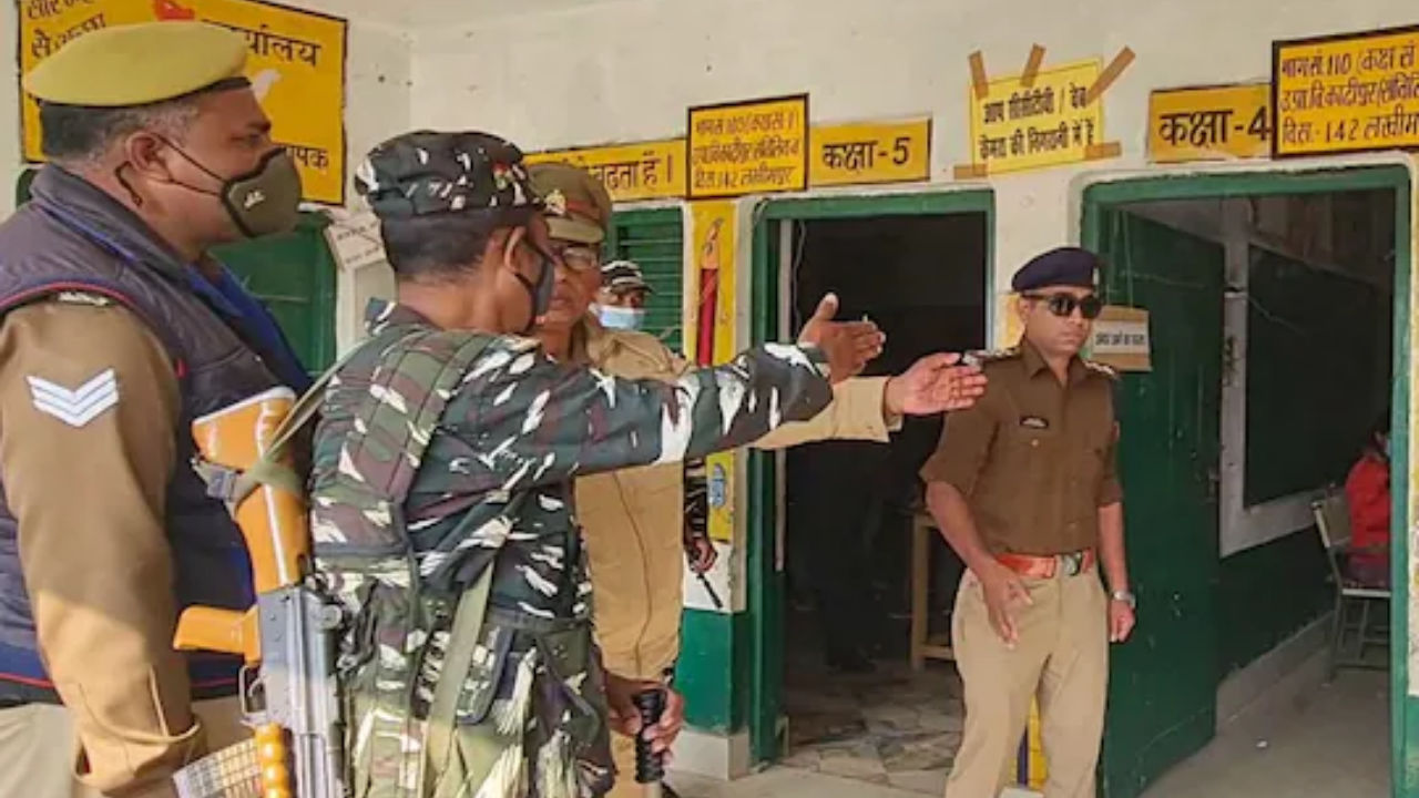 UP Elections 2022 Voting disrupted in Lakhimpur Kheri mischievous elements put feviquick in EVM ChetnaManch