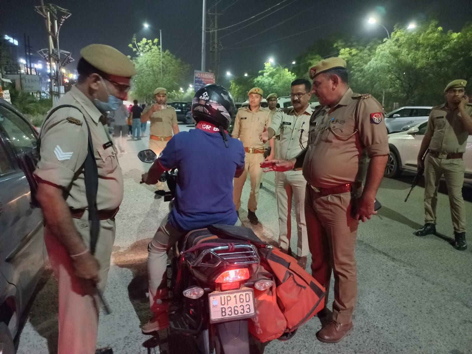 Noida: मॉल, मेट्रो स्टेशन पर चेकिंग अभियान