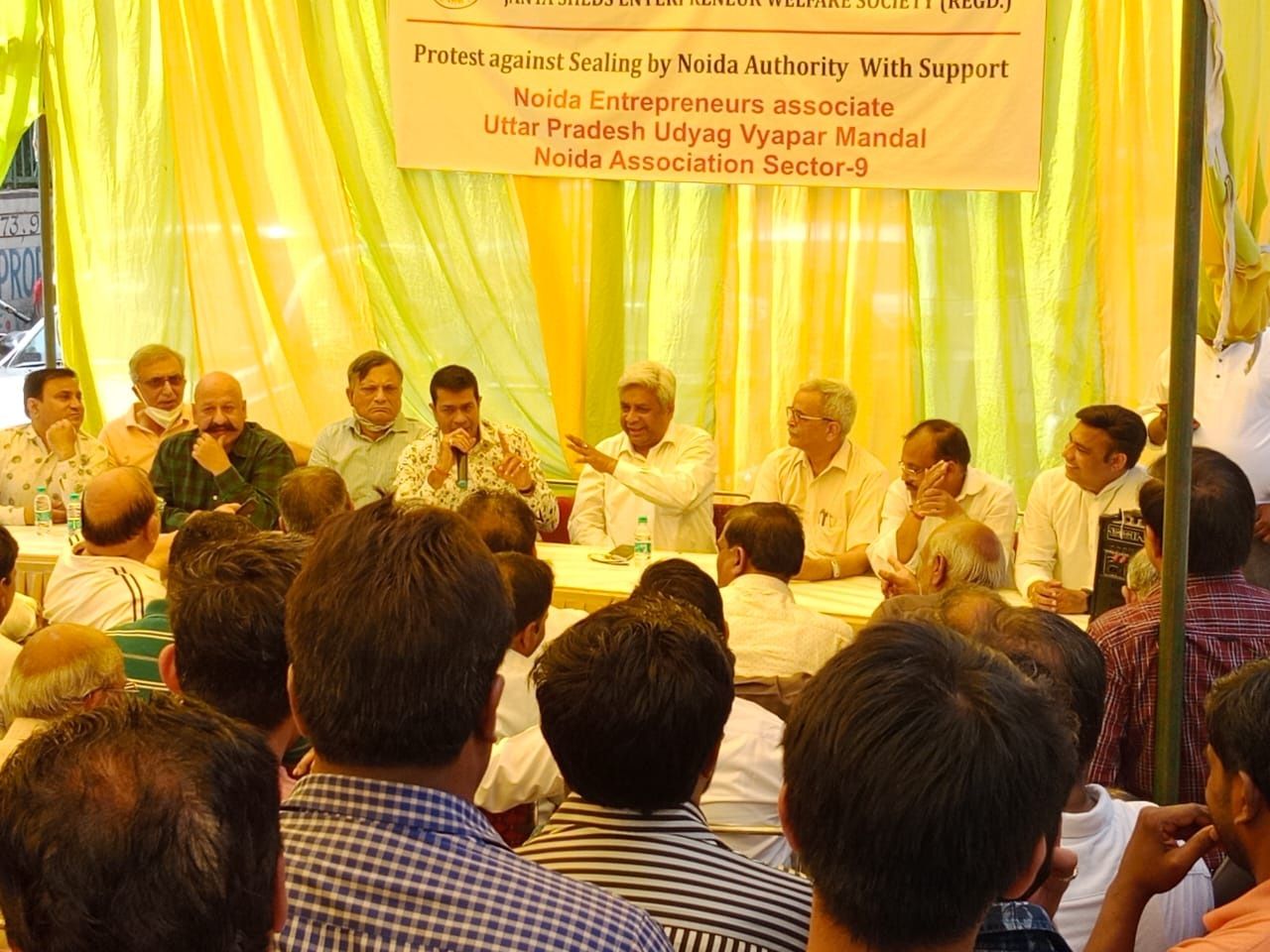 Noida News : तीसरे दिन भी प्रतिष्ठान बंद कर व्यापारियों का जारी रहा आंदोलन