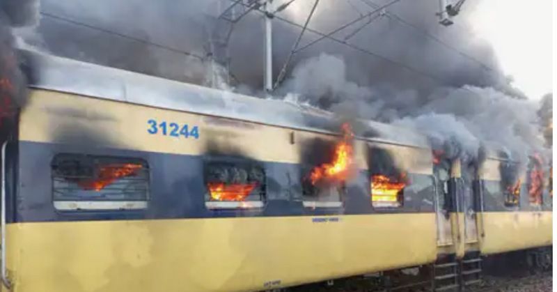 Train Fire- सहारनपुर से दिल्ली जा रही पैसेंजर ट्रेन के इंजन और डिब्बे में आग लगने से मची अफरातफरी