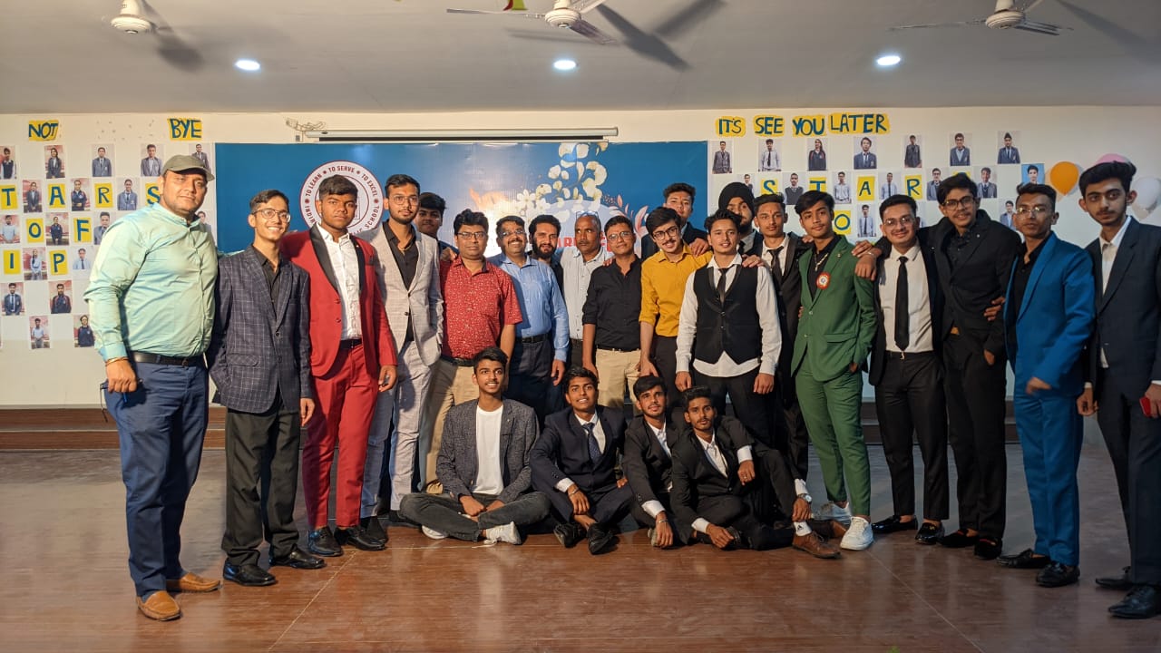 Ghaziabad : इंदिरापुरम पब्लिक स्कूल में कक्षा 12 के छात्र-छात्राओं के लिए हुआ विदाई समारोह