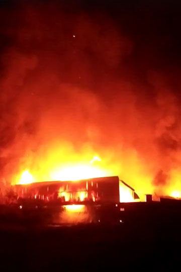 Noida News : रबड़ की बेल्ट बनाने वाली कंपनी में भयंकर आग