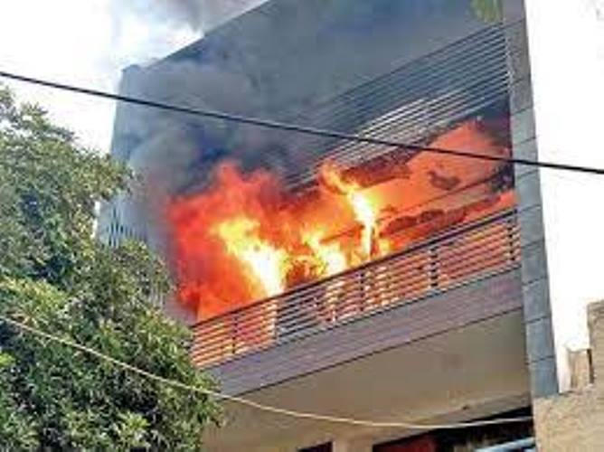Greater Noida News : 27वीं मंजिल के फ्लैट में लगी आग
