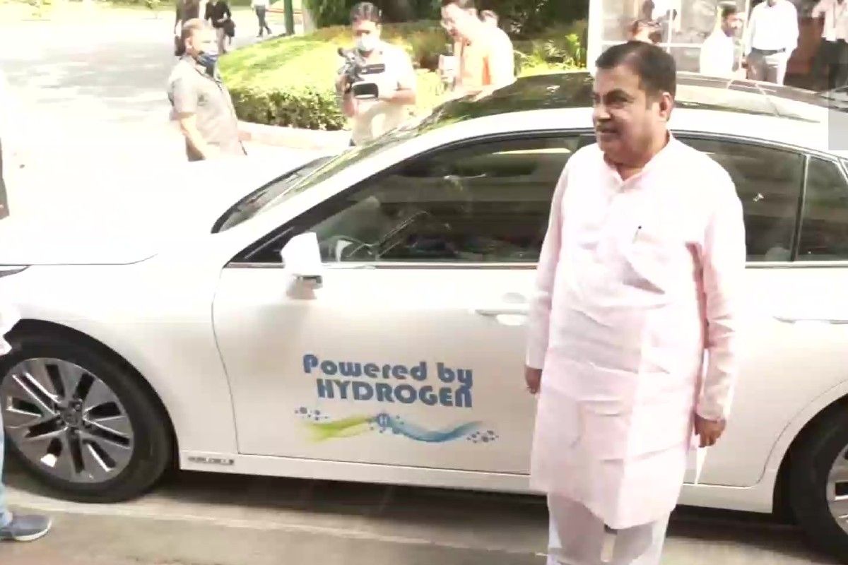 ये है देश की पहली हाइड्रोजन कार, नितिन गडकरी सवार होकर पहुंचे संसद