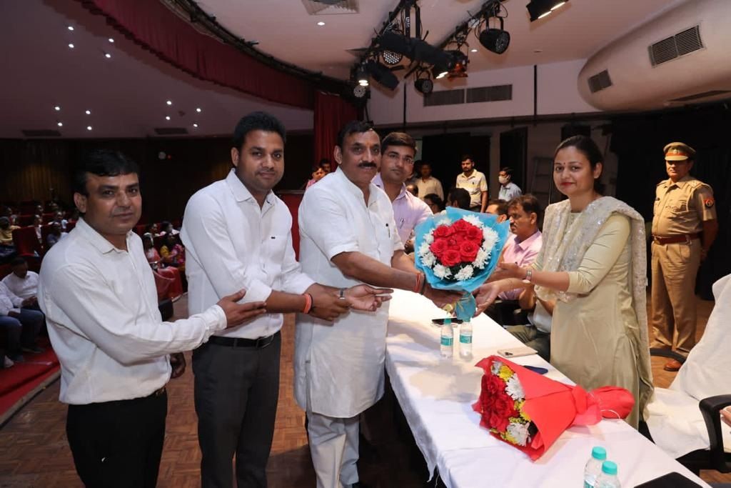 Noida News : नोएडा प्राधिकरण के स्थापना दिवस पर बेहतर प्रदर्शन करने वाले खिलाडिय़ों को किया सम्मानित