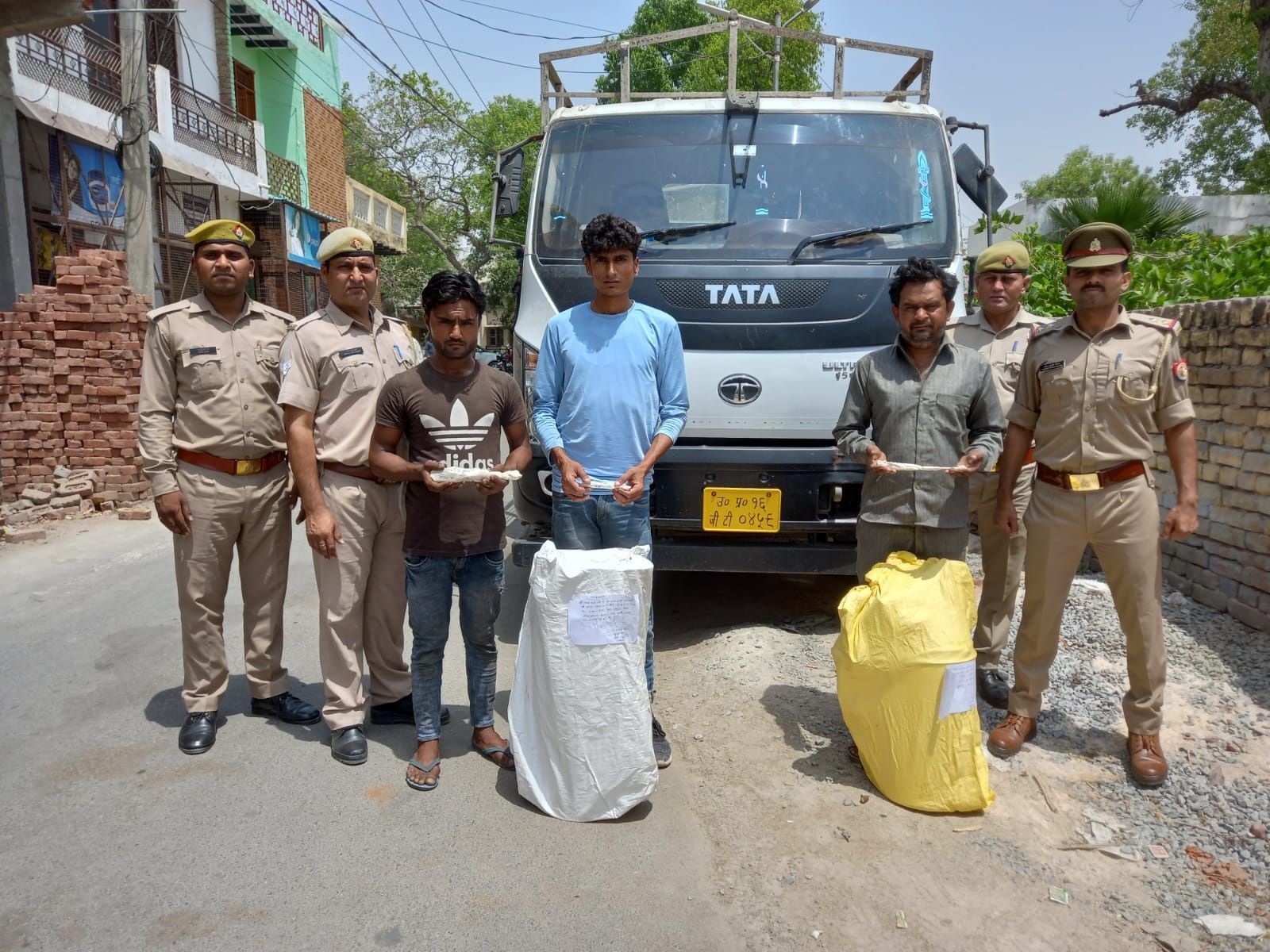 Noida Crime News: एक्सप्रेसवे पर गाडिय़ों से डीजल चोरी करने वाला गैंग पकड़ा