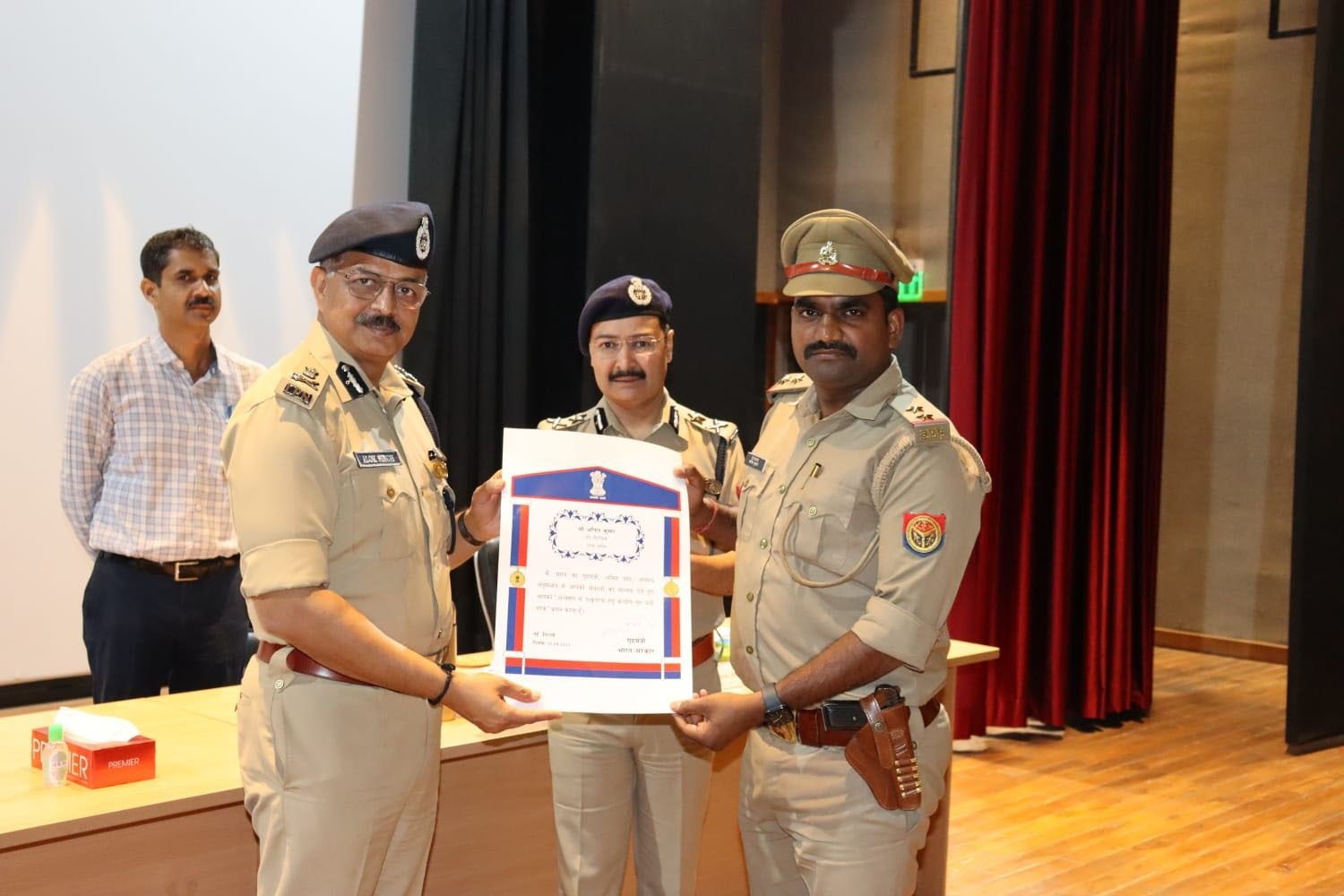 Noida News : बीटा-2 के प्रभारी प्रशस्ति पत्र से सम्मानित