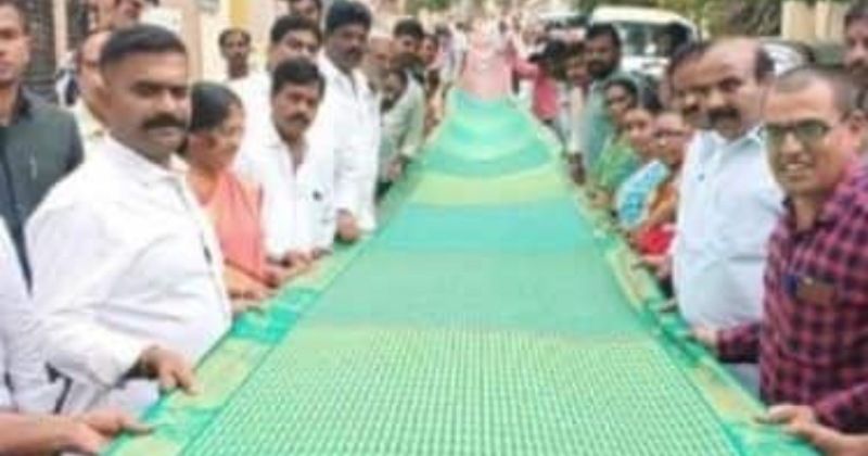Andhra Pradesh- सिल्क की 60 मीटर साड़ी पर 13 अलग भाषाओं में 32,200 बार लिखा 'जय श्री राम'