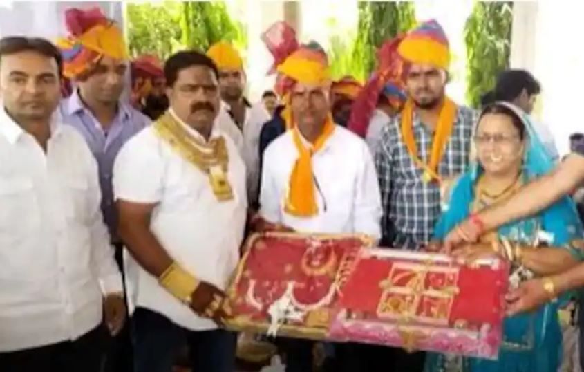 Gold man गोल्ड मैन के नाम से मशहूर ये शख्स, भात में दिए 60 तोला सोने के जेवर