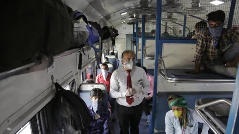 Indian Railways Rules: ट्रेन की यात्रा में इन बातों का रखें ध्यान, नियम तोड़ने पर लग सकता है जुर्माना