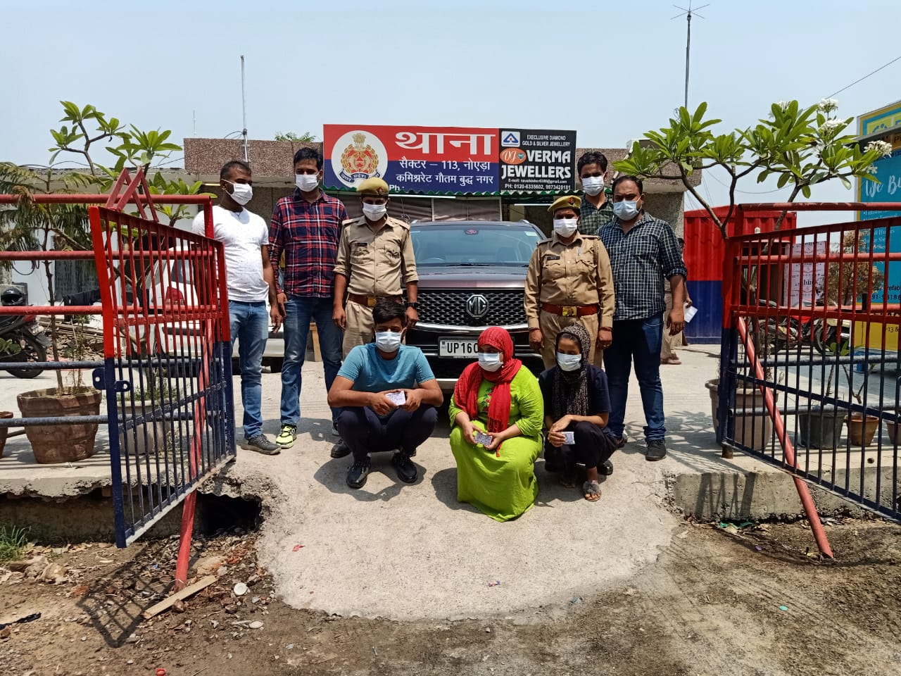 Noida - प्रेम जाल में फँसा कर लूटने वाली दो शातिर युवती हुई गिरफ़्तार, बेहोश करके लूट लेती थी नगदी तथा गाड़ी