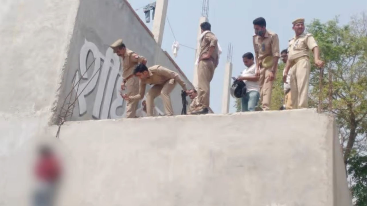 Unnao: फंदे पर लटकी मिली नर्स की लाश, पीड़ित की माँ ने लगाया दुष्कर्म के बाद हत्या का आरोप