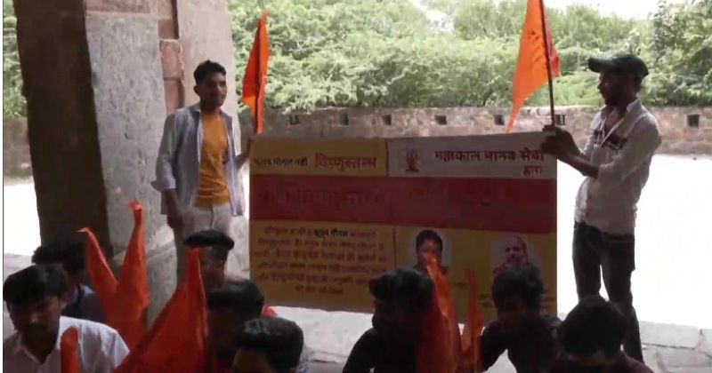 Qutub minar- नाम बदलकर विष्णु स्तंभ रखने की मांग के साथ हिंदू संगठन ने मीनार के पास किया हनुमान चालीसा का पाठ