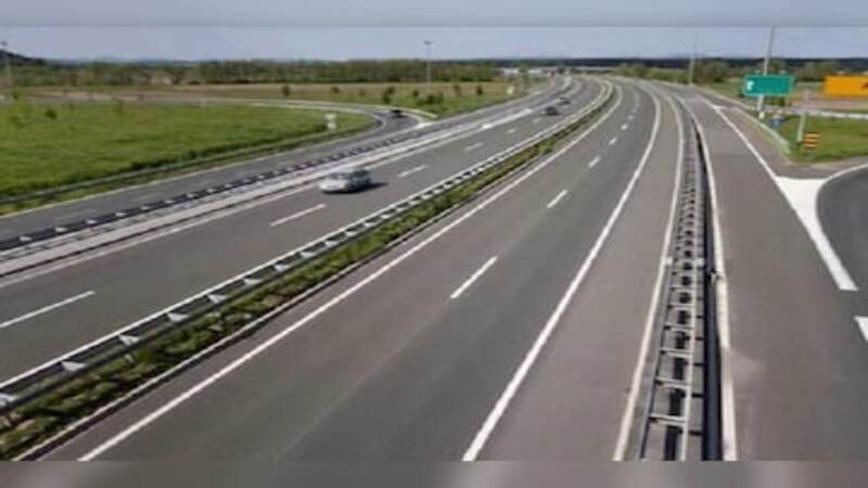 Expressway Toll: पूर्वांचल एक्सप्रेसवे पर आज से शुरू होगा टोल टैक्स, यहां जाने वाहनों को दरे