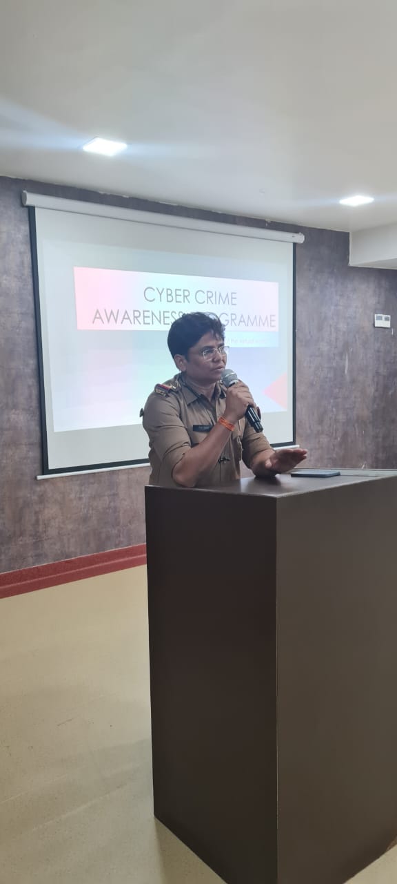 Cyber Crime: साइबर अपराध को लेकर किया जागरूक