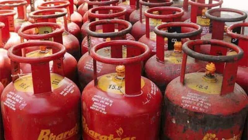 Commercial LPG Price: महीने के पहले दिन ही महंगाई ने दिया झटका, कमर्शियल गैस सिलेंडर के दाम में हुई उछाल