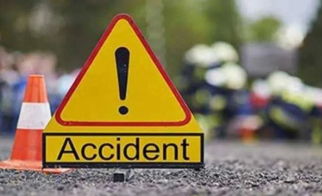 Noida News मामूली कहासुनी में कार बैक कर युवक को रौंदा, अस्पताल में भर्ती