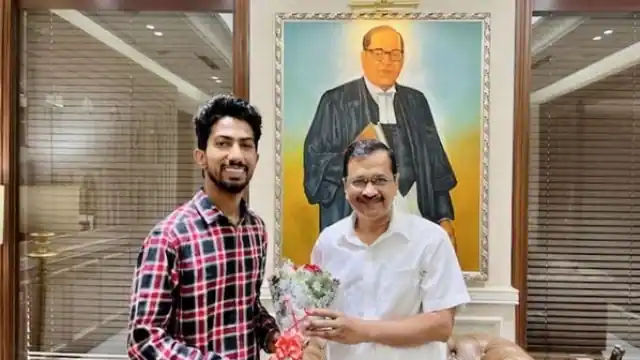 Shyam rangeela joins aap 1651810203